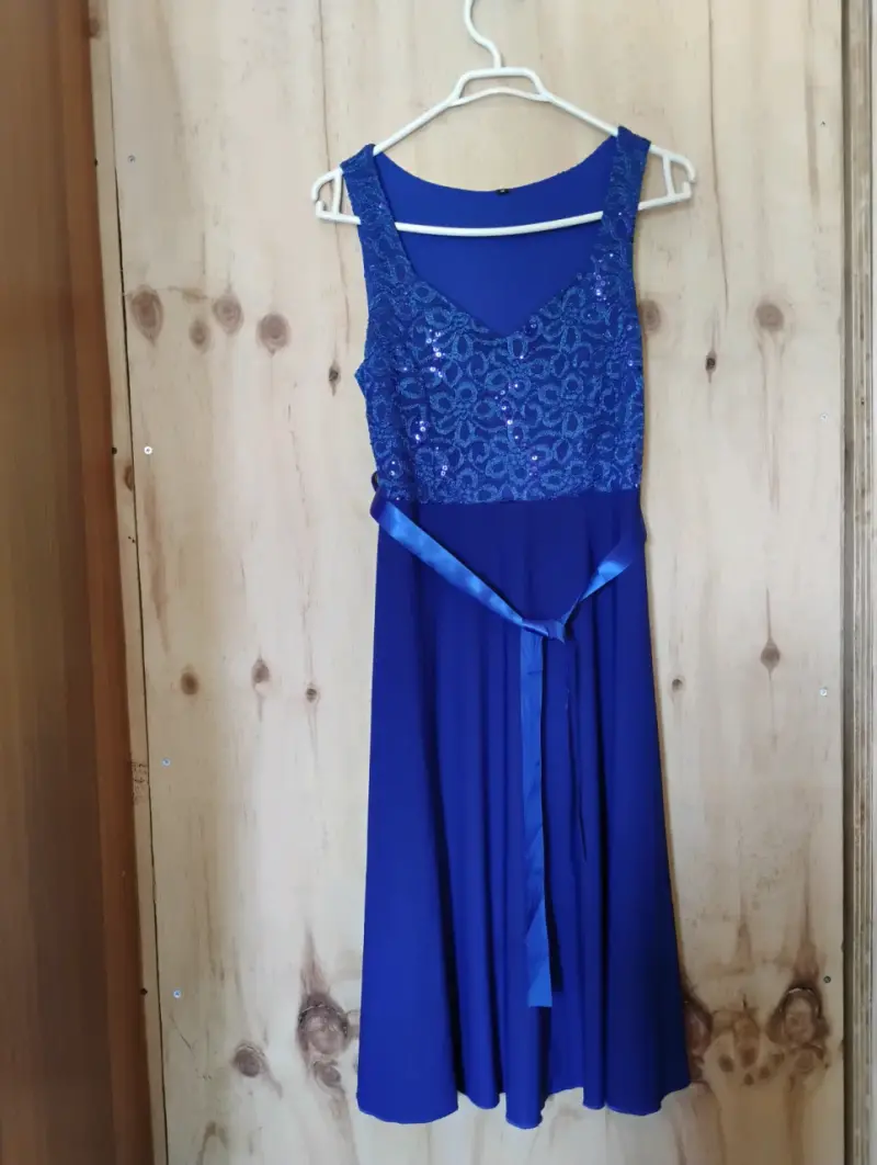 Vestido azul con lentejuelas y cinturón - 1