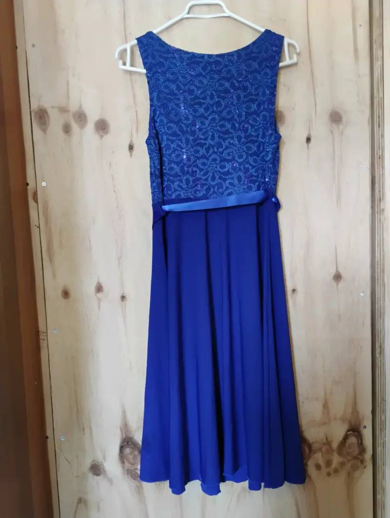 Vestido azul con lentejuelas y cinturón - 2