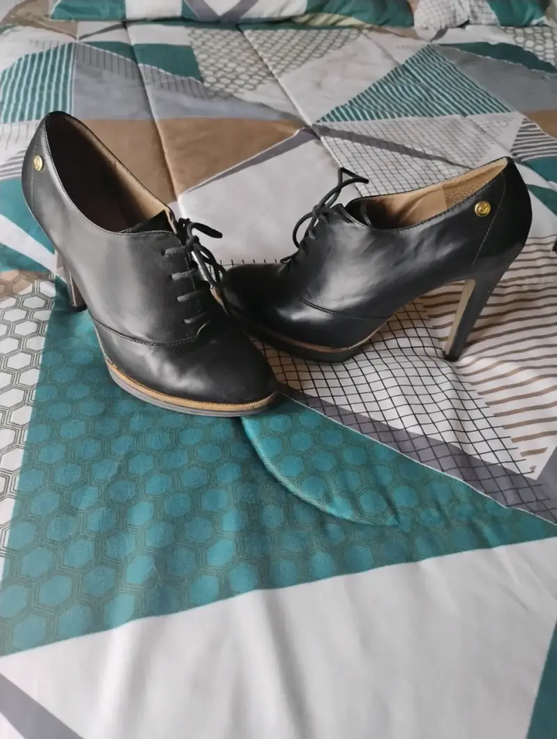 Zapatos de tacón alto negros con cordones - 1