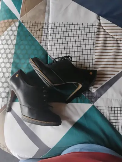 Zapatos de tacón alto negros con cordones - miniatura 2