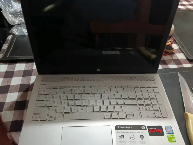 Laptop HP Pavilion con NVIDIA y RAM 8GB - 1