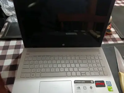 Laptop HP Pavilion con NVIDIA y RAM 8GB - miniatura 1