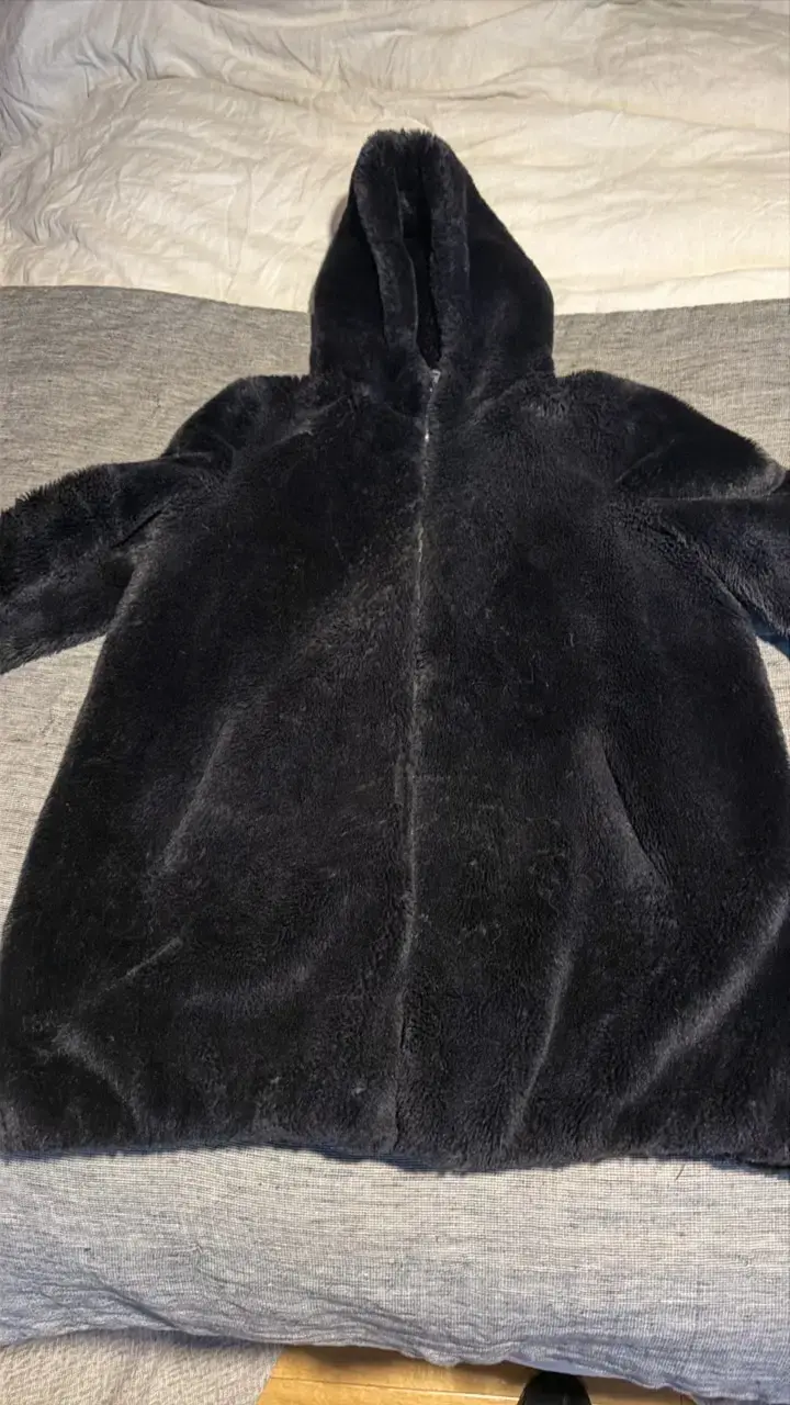 Abrigo de piel negro con capucha