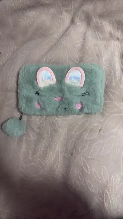 Billetera de felpa verde con orejas decorativas - miniatura 1