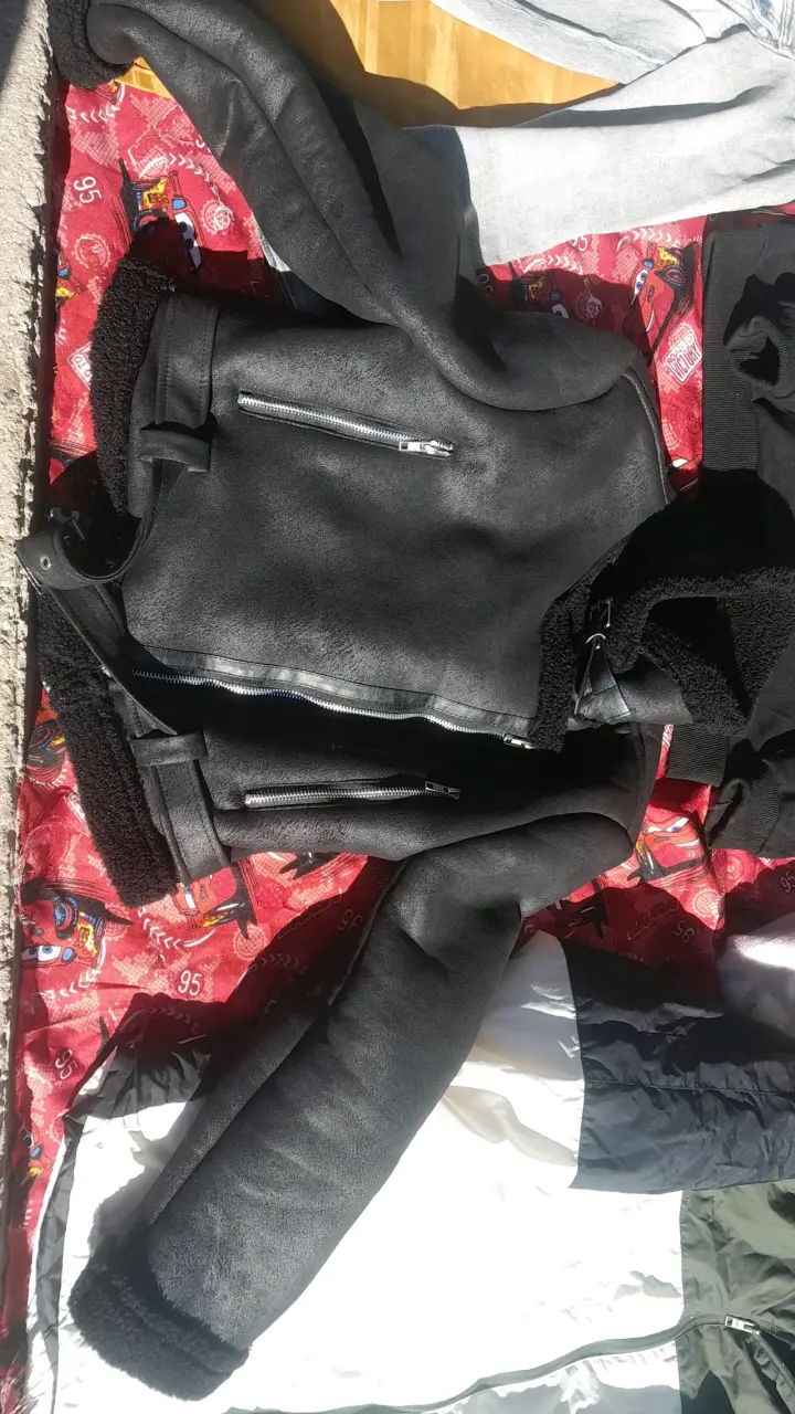 Chaqueta de cuero sintético negra con chiporro