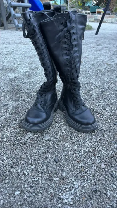 Botas negras de cuero con cordones - miniatura 1