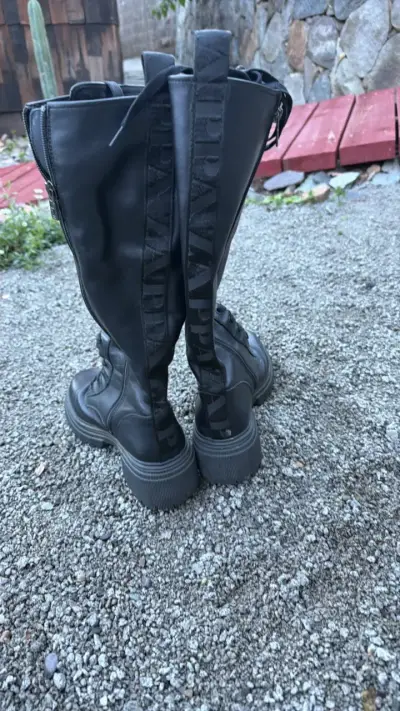 Botas negras de cuero con cordones - miniatura 2