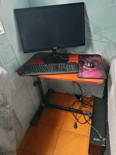 Computador de Escritorio LG con Monitor y Teclado - miniatura 1