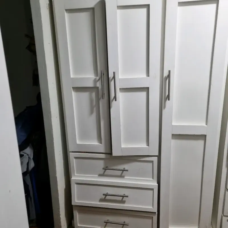 Armario de madera blanco con cajones
