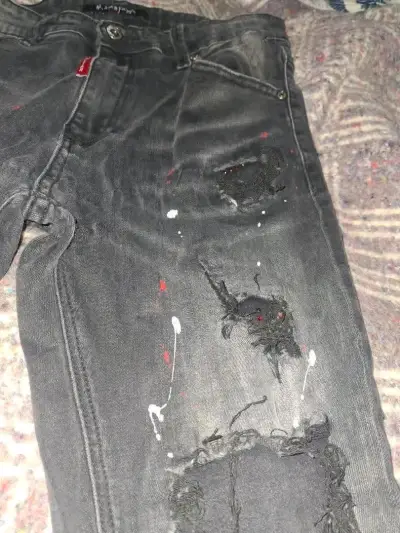 Jeans negros desgastados con diseño moderno - miniatura 2