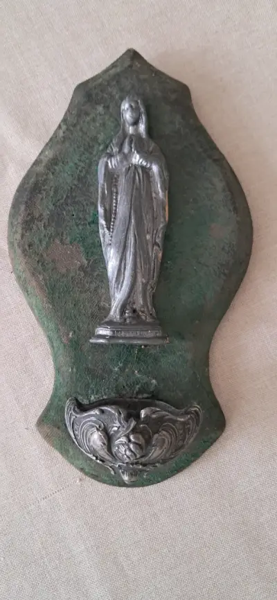 Antigua pila de agua bendita con figura religiosa - miniatura 1