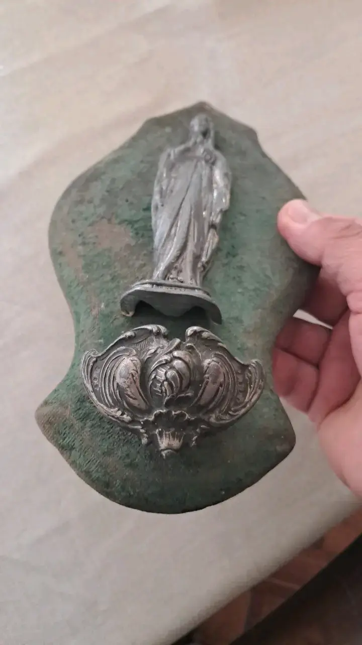 Antigua pila de agua bendita con figura religiosa - 2