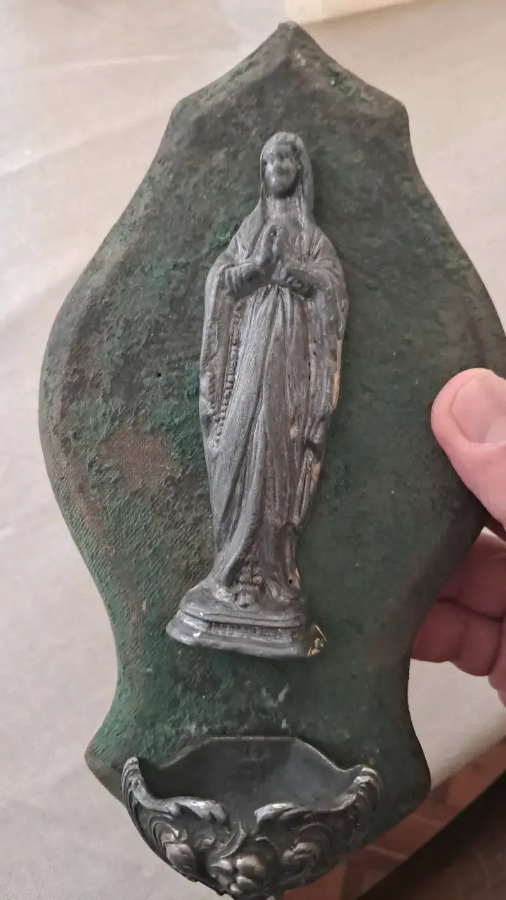 Antigua pila de agua bendita con figura religiosa - 3