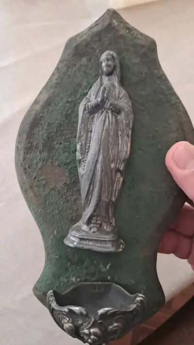 Antigua pila de agua bendita con figura religiosa - miniatura 3
