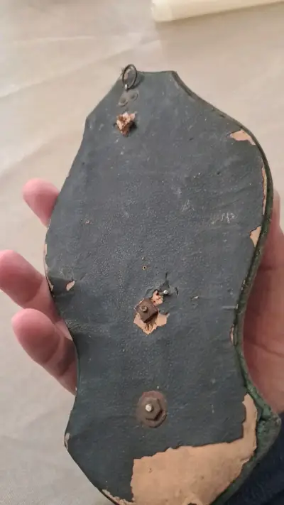 Antigua pila de agua bendita con figura religiosa - miniatura 4