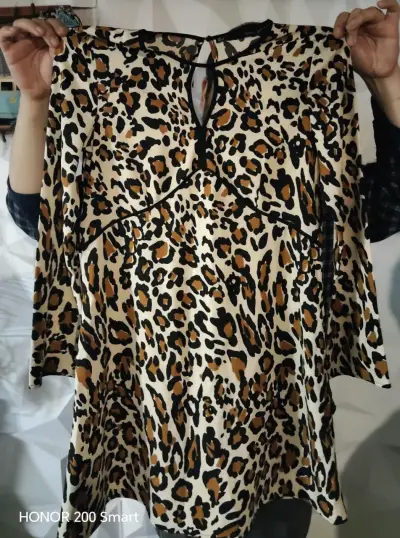 Vestido estampado animal print y vestido con flore - miniatura 1