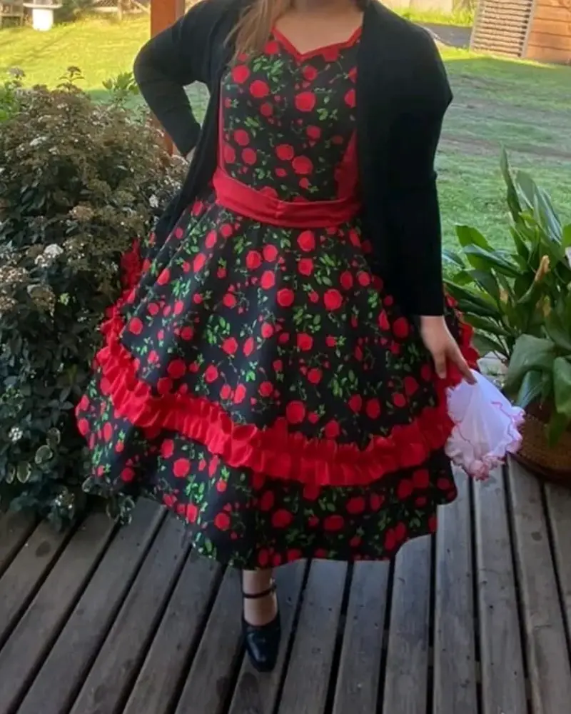 Vestido de fiesta floral negro y rojo
