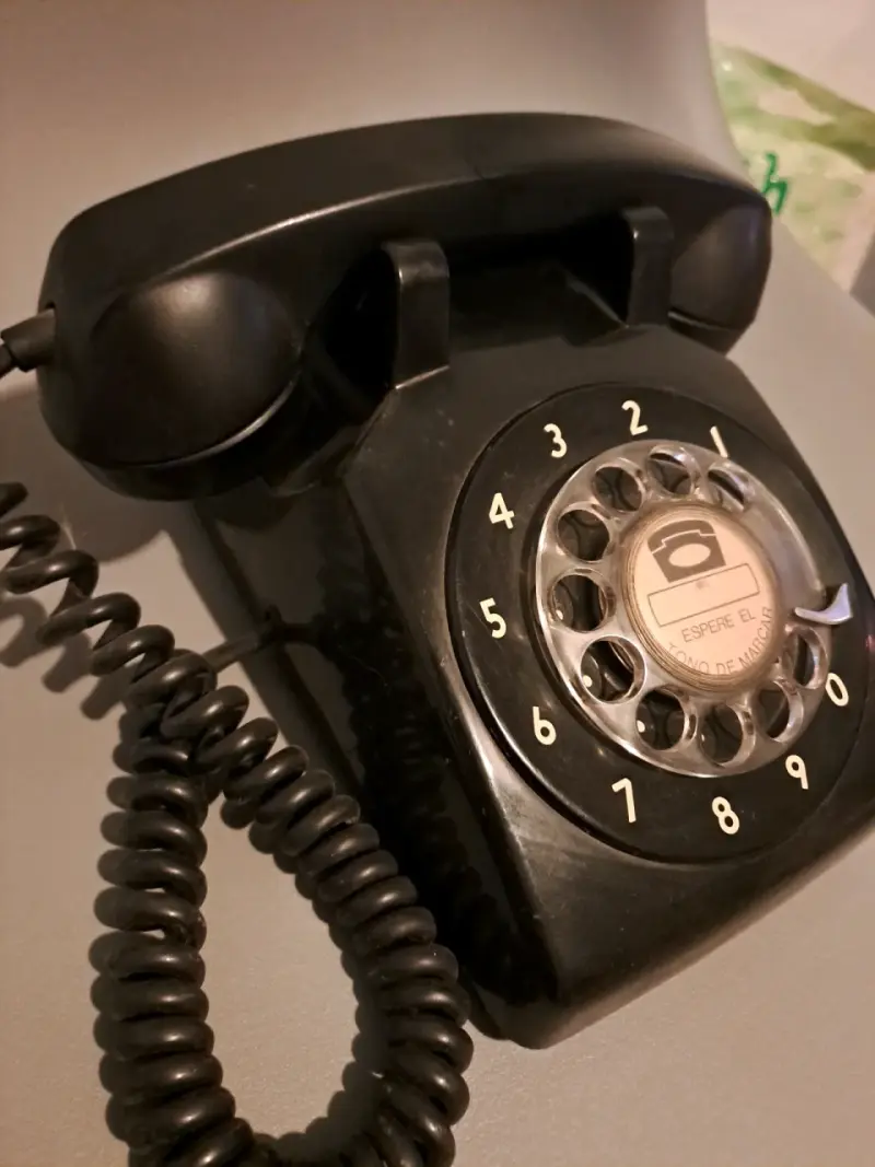 Teléfono de disco vintage negro en buen estado - 1