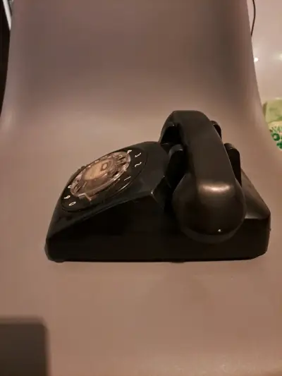 Teléfono de disco vintage negro en buen estado - miniatura 3