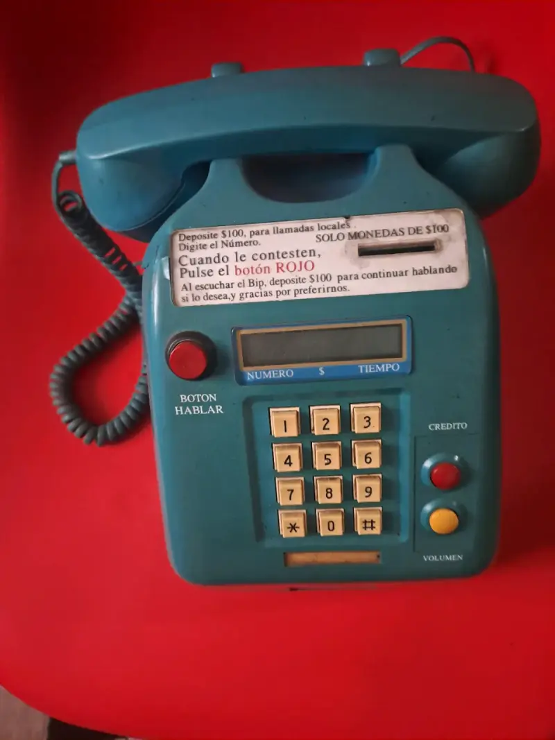 Teléfono público antiguo azul con botones - 1