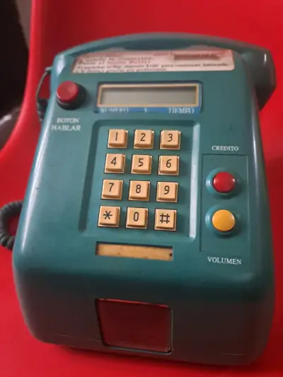 Teléfono público antiguo azul con botones - miniatura 2