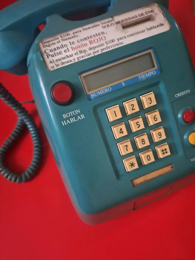 Teléfono público antiguo azul con botones - 3