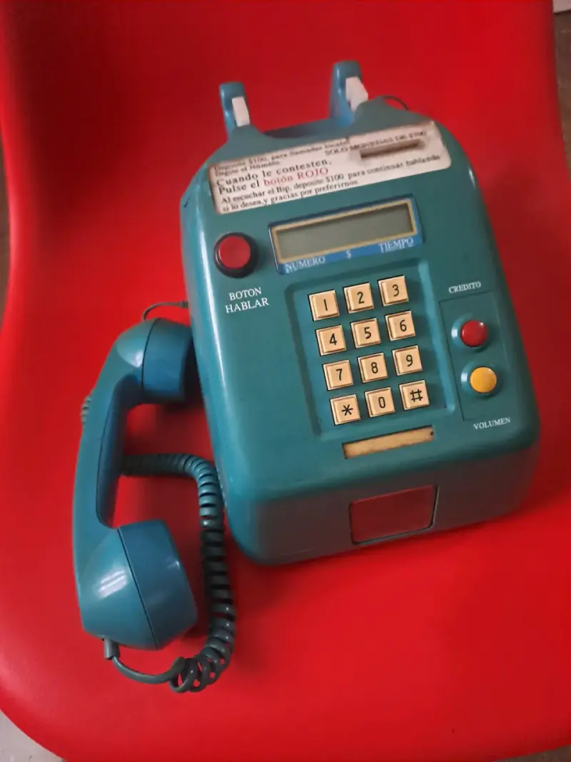 Teléfono público antiguo azul con botones - 4