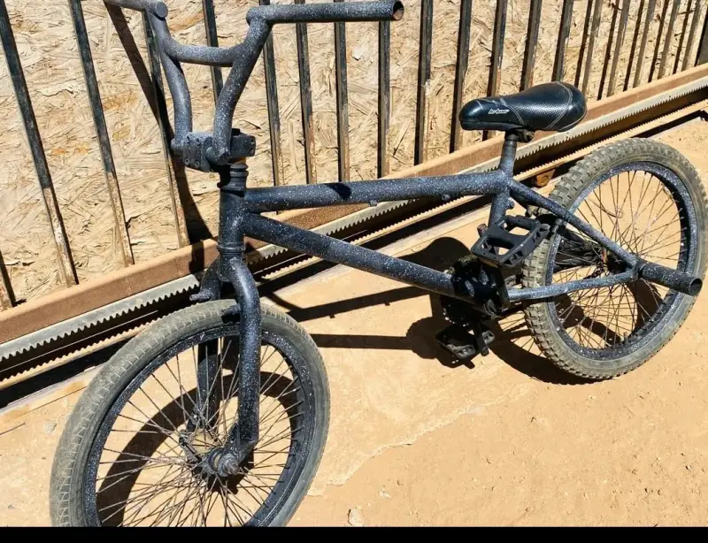 Bicicleta BMX negra para acrobacias - 1