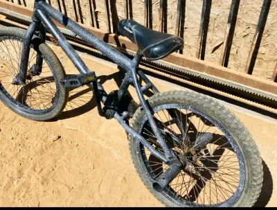 Bicicleta BMX negra para acrobacias - miniatura 2
