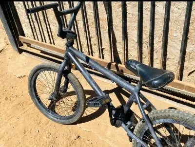 Bicicleta BMX negra para acrobacias - miniatura 3