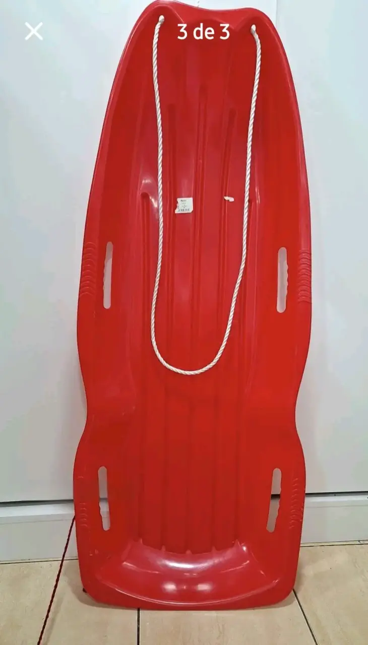 Trineo de plástico rojo con cuerda