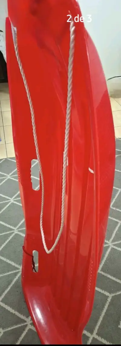Trineo de plástico rojo con cuerda - miniatura 3