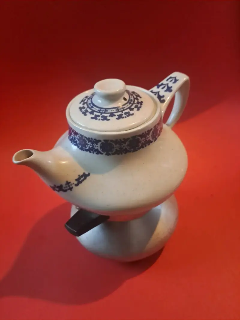 Cafetera cerámica con diseño azul y base metálica - 1