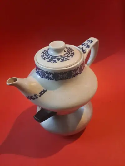 Cafetera cerámica con diseño azul y base metálica - miniatura 1