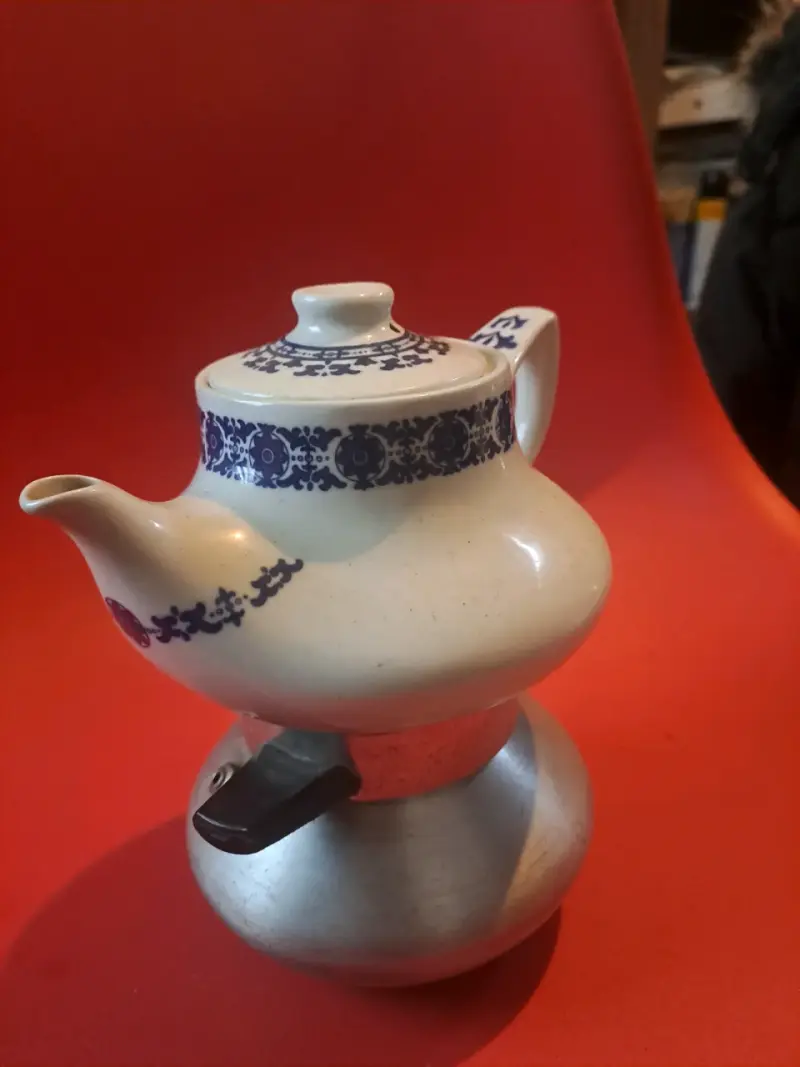 Cafetera cerámica con diseño azul y base metálica - 2