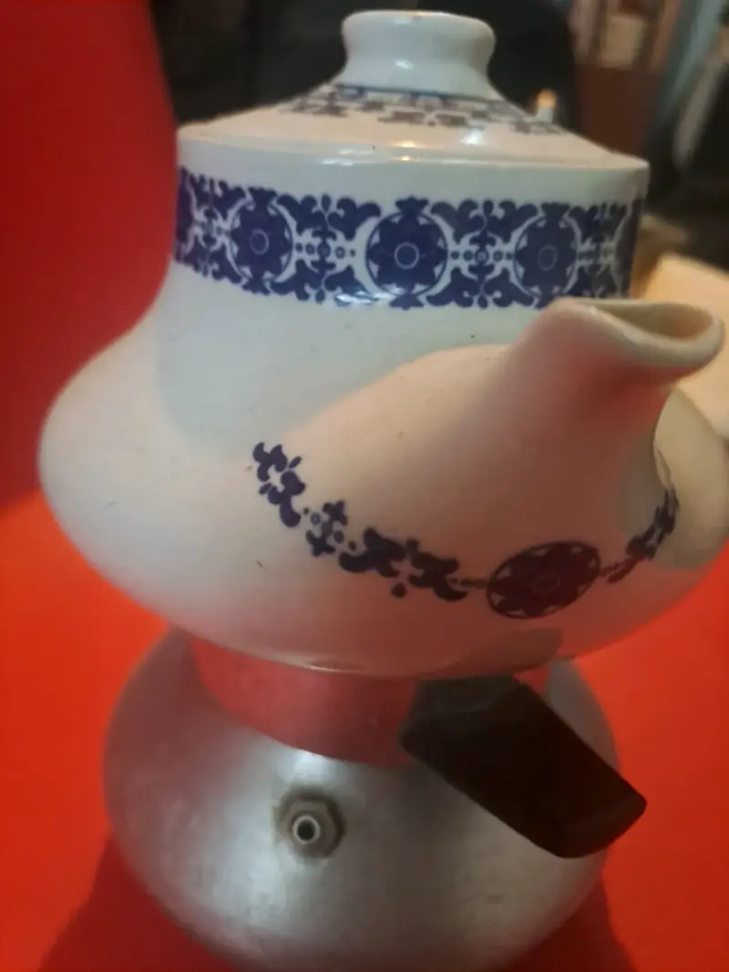 Cafetera cerámica con diseño azul y base metálica - 3
