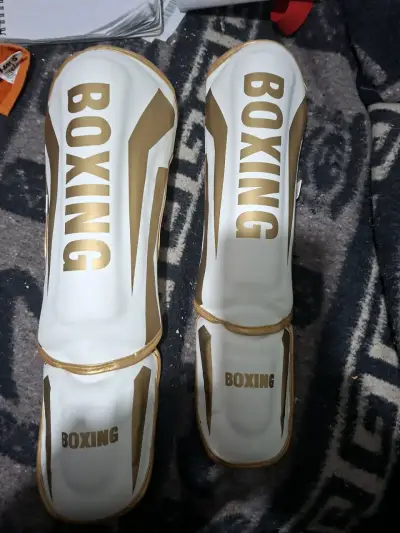 Espinilleras de boxeo blancas y doradas - miniatura 3