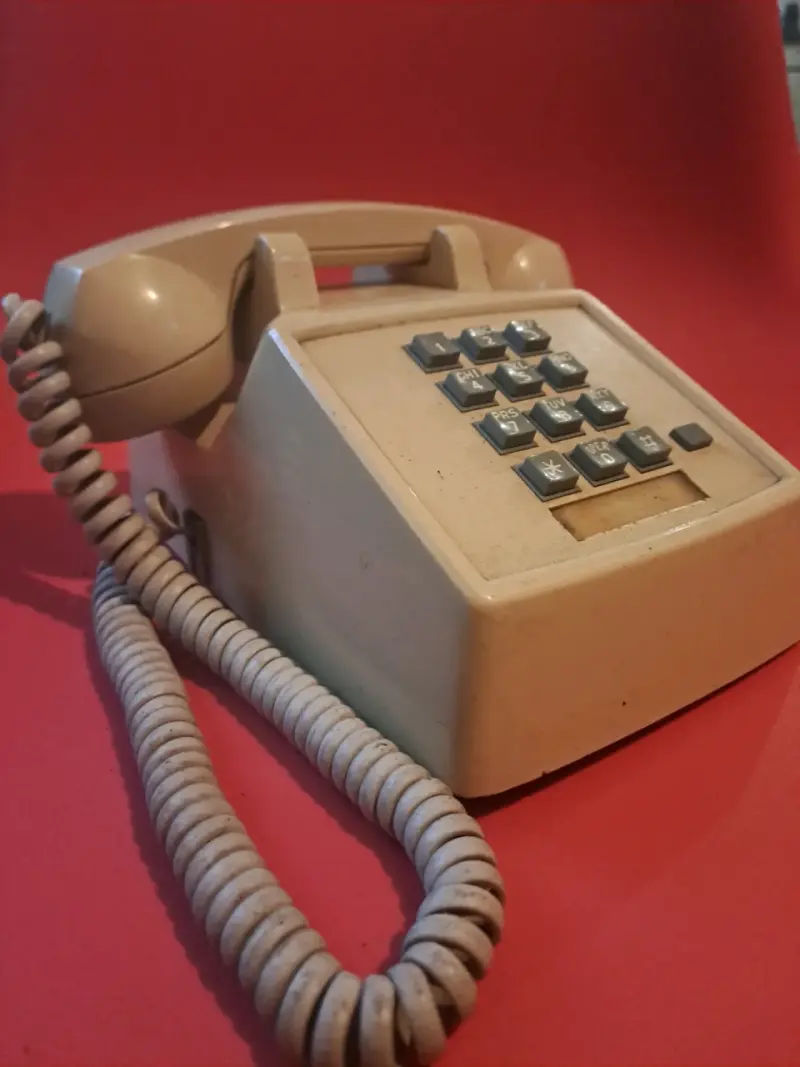 Teléfono fijo vintage beige con cable - 1