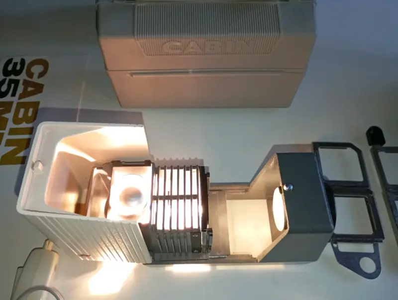 Proyector de diapositivas Cabin 35mm con estuche - 2