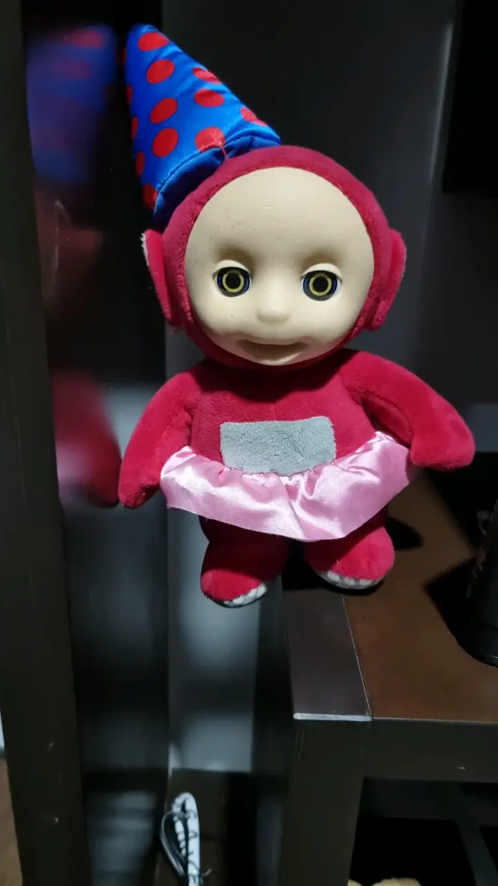 Muñeco de peluche rojo con sombrero teletuvis