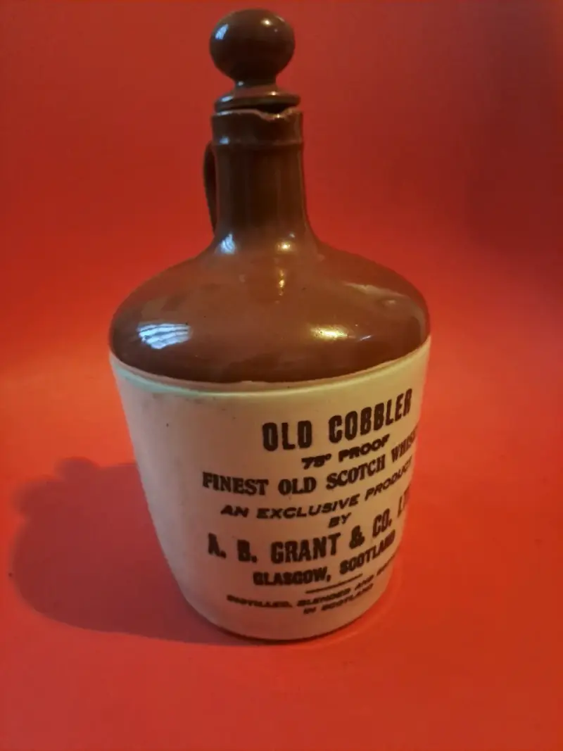 Botella de cerámica Old Cobbler Whisky Escocés - 2