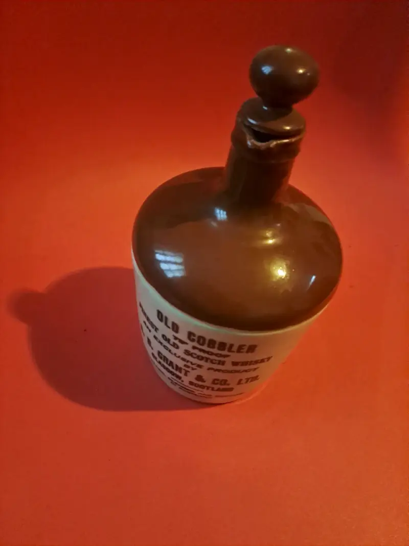 Botella de cerámica Old Cobbler Whisky Escocés - 3