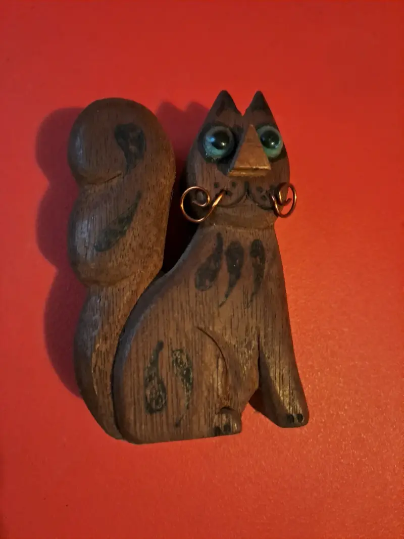 Figura decorativa de gato en madera tallada - 1