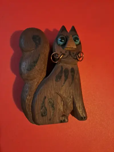 Figura decorativa de gato en madera tallada - miniatura 1