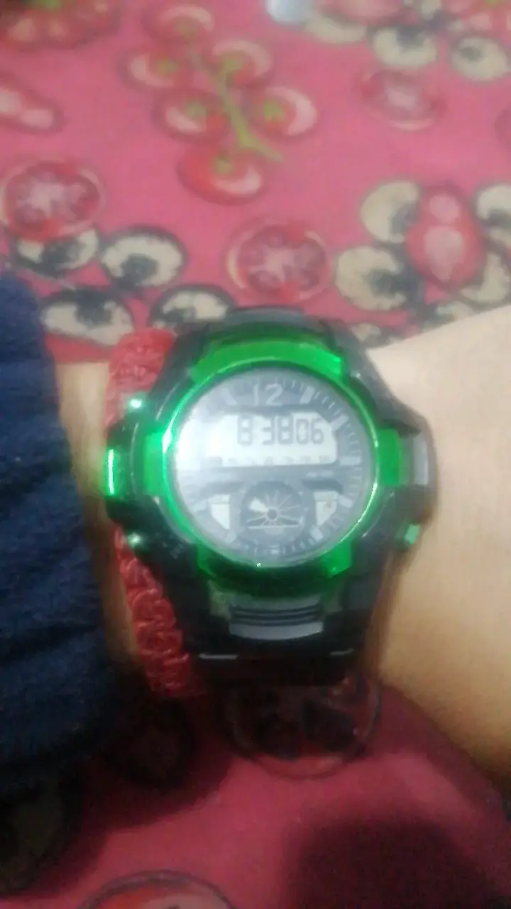 Reloj digital deportivo verde y negro