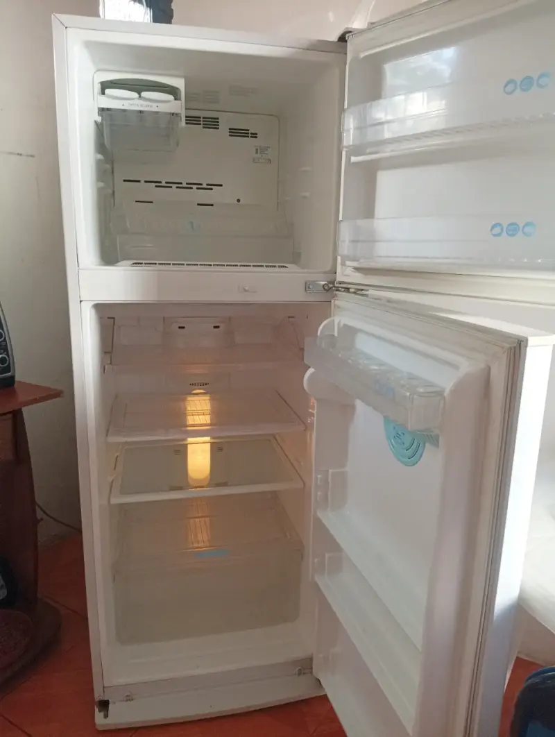Refrigerador LG de dos puertas en buen estado - 2