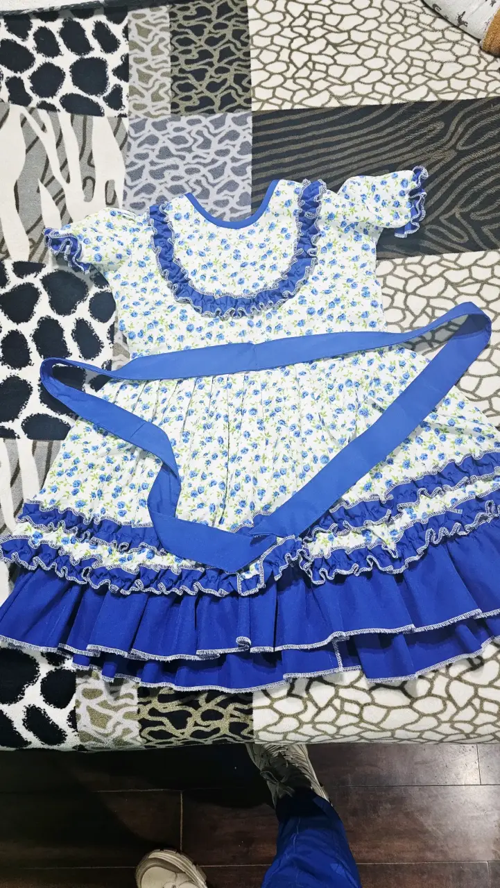 Vestido de niña con estampado floral y volantes