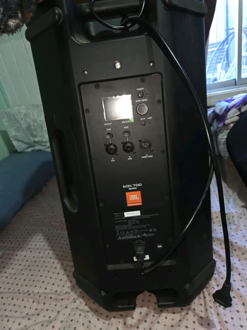 Parlante JBL EON 712 con potencia y calidad de sonido - 1