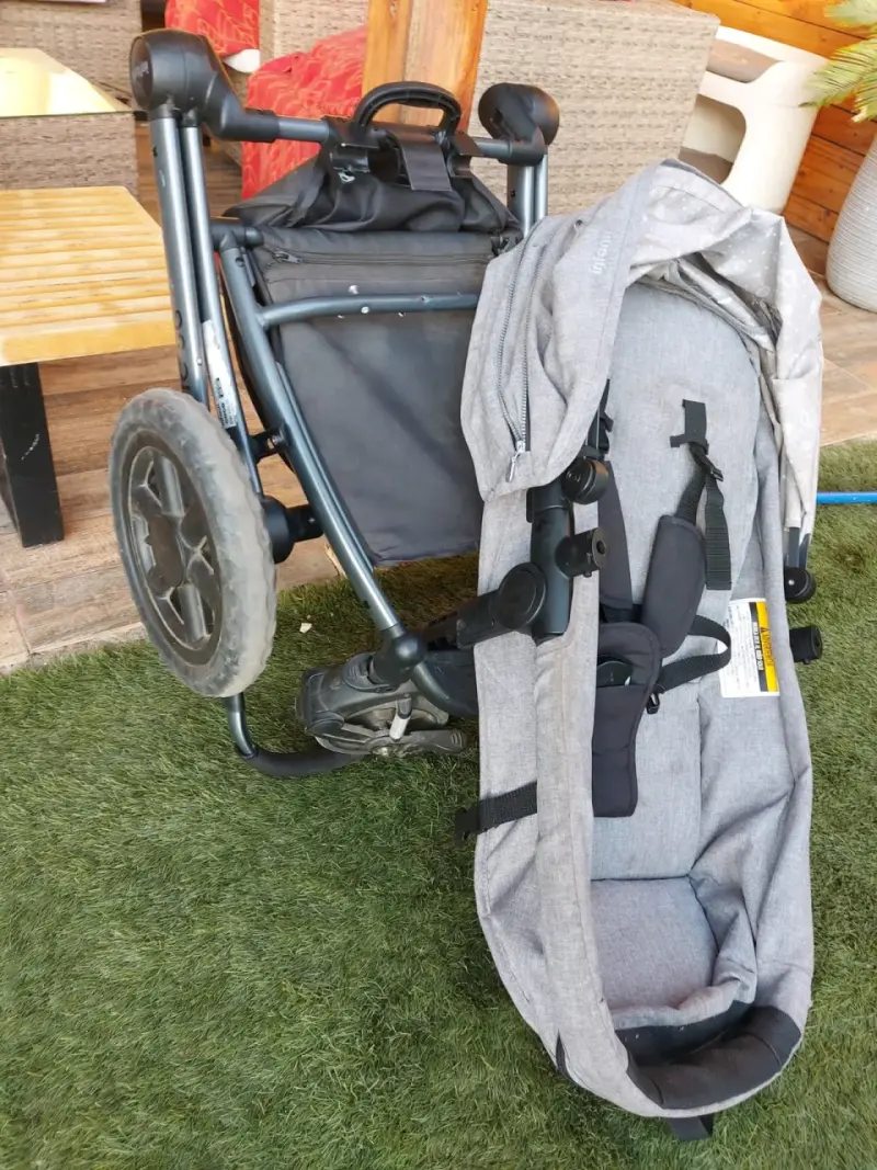 Coche de bebé Epic 5g gris + huevito para auto - 4