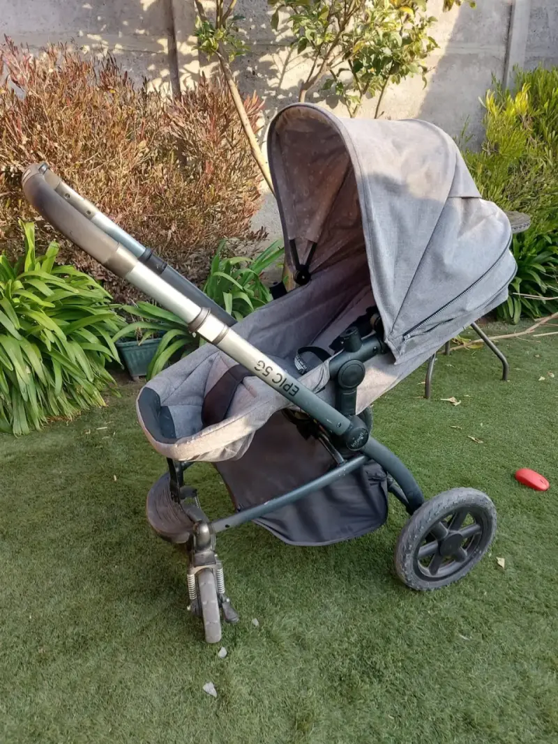 Coche de bebé Epic 5g gris + huevito para auto - 5